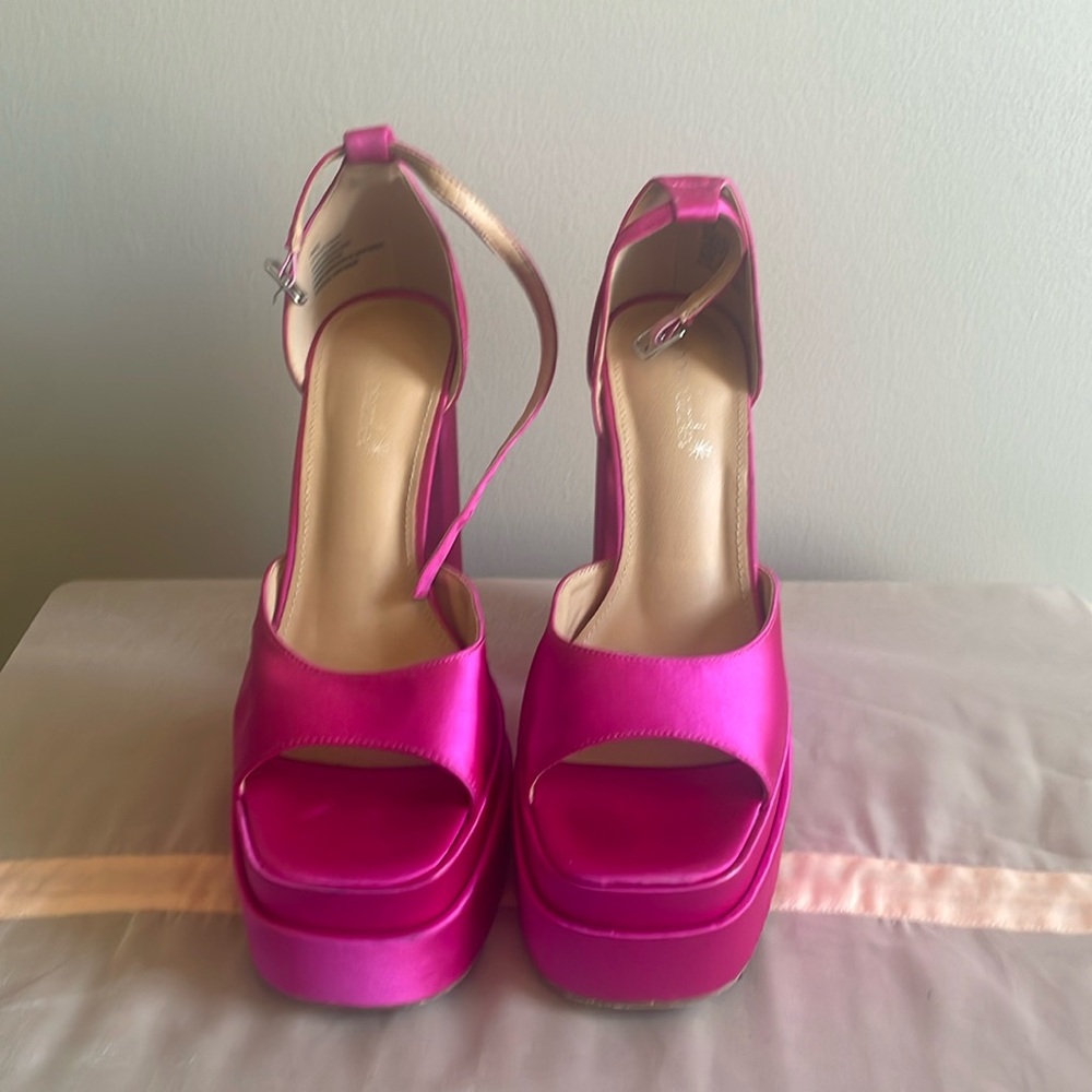 Women’s size 9 hot pink double platform 5 in heels💖